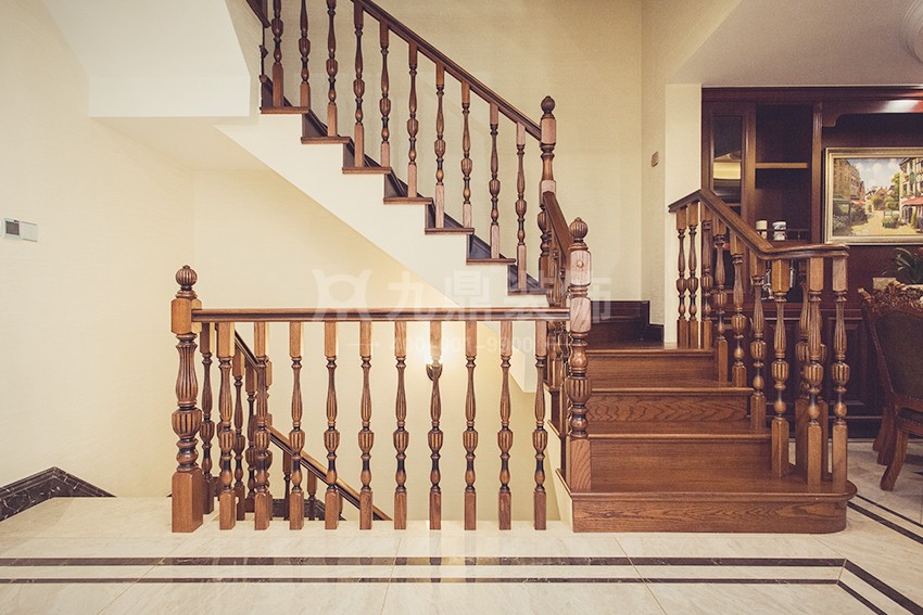 樓梯裝(zhuang)修實景圖