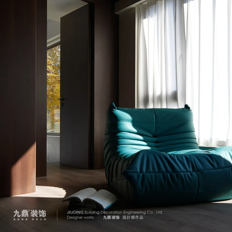 240㎡之(zhi)江(jiang)九裏現(xian)代(dai)簡約風裝(zhuang)修案例